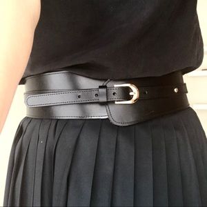 Wide leather belt in black